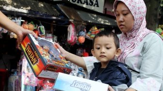 Warga berburu mainan di Pasar Gembrong, Jakarta, Rabu (20/6).