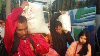 Pemudik tiba di Terminal Kampung Rambutan, Jakarta, Rabu (20/6). 