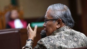 Mantan Kepala Badan Penyehatan Perbankan Nasional (BPPN) Iwan Ridwan Prawiranata memberikan kesaksian dalam sidang kasus korupsi pemberian Surat Keterangan Lunas (SKL) Bantuan Likuiditas Bank Indonesia (BLBI) dengan terdakwa Syafruddin Arsyad Temenggung di Pengadilan Tipikor, Jakarta Pusat, Kamis (21/6).