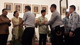 Gelar Halal Bihalal, Anies dan Sandiaga Berbusana Batik