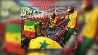 Patut Ditiru! Suporter Senegal Bersihkan Sampah di Stadion