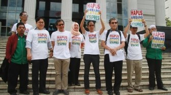 Sejumlah pemohon menyambangi Mahkamah Konstitusi di Jakarta, Kamis (21/6). 