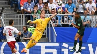 Penjaga gawang Denmark Kasper Schmeichel berebut bola di udara dengan pemain Australia dalam pertandingan kedua Grup C, Kamis (21/6/2018) [AFP]