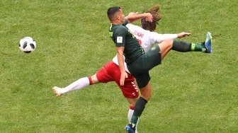 Pemain Australia Andrew Nabbout berebut bola dengan pemain Denmark dalam laga yang berlangsung di Samara Arena, Kamis (21/6/2018) [AFP]