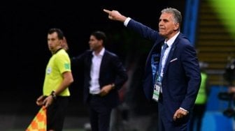 Pelatih Timnas Iran Carlos Queiroz, yang pernah menjadi asisten manajer Sir Alex Ferguson di Manchester United, memberi instruksi pada anak asuhnya di laga kontra Spanyol (Luis Acosta / AFP)