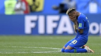 Pemain Brasil Neymar menangis haru usai mencetak gol ke gawang Kosta Rika dalam laga yang berlangsung di St Petersburg, Jum'at (22/6/2018) [AFP]