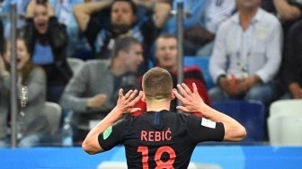 Gelandang serang Timnas Kroasia, Ante Rebic melakukan selebrasi usai mencetak gol ke gawang Argentina, memanfaatkan blunder kiper Willy Caballero (Johannes EISELE / AFP)