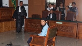 Terdakwa kasus terrorisme Aman Abdurrahman menjalani sidang pembacaan vonis di PN Jakarta Selatan, Jumat (22/6).