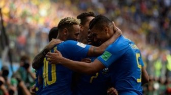 Pemain Brasil rayakan gol Neymar ke gawang Kosta Rika dalam laga Grup E Piala Dunia 2018, Jum'at (22/6/2018) [AFP]