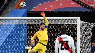 Penjaga gawang Prancis Hugo Lloris mencoba menghalau tendangan pemain Peru dalam pertandingan di Ekaterinburg Arena, Kamis (21/6/2018) [AFP]