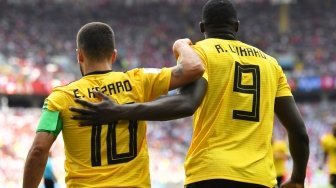 Kapten timnas Belgia, Eden Hazard, saat merayakan gol ke gawang Tunisia, bersama rekannya Romelu Lukaku, dalam laga Grup G Piala Dunia 2018 di Stadion Spartak, Moskow, Sabtu (23/6/2018). [Yuri CORTEZ / AFP]