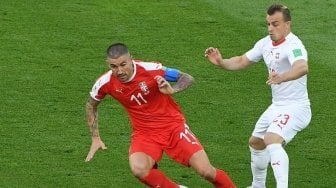 Kapten Timnas Serbia, Aleksandar Kolarov (kiri) beraksi di laga kontra Swiss (Patrick HERTZOG / AFP)