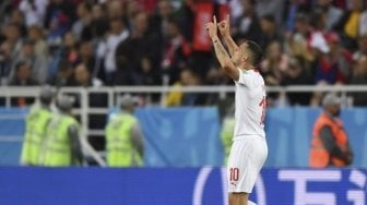 Gelandang Timnas Swiss, Granit Xhaka merayakan golnya ke gawang Serbia (OZAN KOSE / AFP)