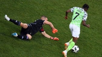 Pemain Nigeria Ahmed Musa menjebol gawang Islandia di laga kedua Grup D Piala Dunia 2018, Jum'at (22/6/2018) [AFP]