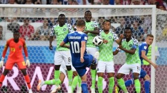 Pemain Islandia Gylfi Sigurdsson melepaskan tendangan bebas dalam laga kontra Nigeria di Grup D Piala Dunia 2018 [AFP]