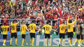 Para pemain timnas Belgia merayakan kemenangan mereka atas Tunisia di hadapan penonton, usai laga Grup G Piala Dunia 2018 di Stadion Spartak, Moskow, Sabtu (23/6/2018). [Kirill KUDRYAVTSEV / AFP]