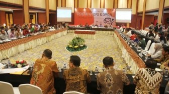 Ketua Komisi Pemilihan Umum (KPU) Arief Budiman didampingi para Komisioner KPU mengikuti rapat pleno terbuka Rekapitulasi Daftar Pemilih Sementara Pemilu (DPS) 2019 di Jakarta, Sabtu (23/6/2018). [Suara.com/Oke Atmaja]