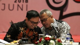 Ketua Komisi Pemilihan Umum (KPU) Arief Budiman didampingi para Komisioner KPU mengikuti rapat pleno terbuka Rekapitulasi Daftar Pemilih Sementara Pemilu (DPS) 2019 di Jakarta, Sabtu (23/6/2018). [Suara.com/Oke Atmaja]