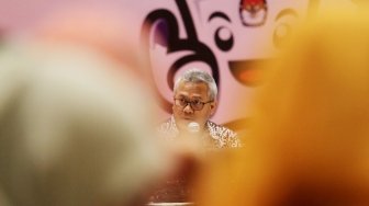 Ketua Komisi Pemilihan Umum (KPU) Arief Budiman didampingi para Komisioner KPU mengikuti rapat pleno terbuka Rekapitulasi Daftar Pemilih Sementara Pemilu (DPS) 2019 di Jakarta, Sabtu (23/6/2018). [Suara.com/Oke Atmaja]