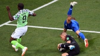 Penjaga gawang Islandia Hannes Thor Halldorsson mematahkan peluang Nigeria di laga kedua Grup D Piala Dunia 2018, Jum'at (22/6/2018) [AFP]