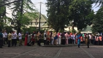 Melihat Panjangnya Antrean Warga yang Ingin ke Rumah Dinas Anies