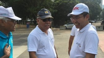 Pakai Kaos Putih dan Kacamata Hitam, Menteri PUPR Tinjau GBK