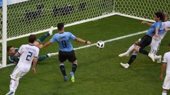 Pemain Uruguay Edinson Cavani menjebol gawang Rusia di pertandingan Grup A Piala Dunia 2018 yang digelar di Samara Arena, Senin (25/6/2018) [AFP]