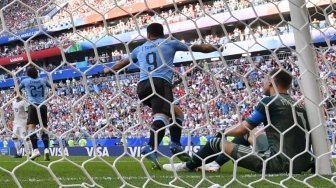 Pemain Uruguay Luis Suarez menjebol gawang Rusia yang dikawal Igor Akinfeev dalam pertandingan Grup A Piala Dunia 2018 yang digelar di Samara Arena, Senin (25/6/2018) [AFP]