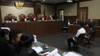 Bupati Kutai Kartanegara (Kukar) nonaktif Rita Widyasari menjalani sidang tuntutan di Pengadilan Tipikor, Jakarta, Senin (25/6). 