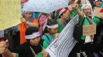 Warga komplek Kodam Tanah Kusir melakukan aksi di depan Istana, Jakarta, Senin (25/6). 