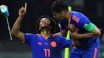 Pemain depan Kolombia Juan Cuadrado (kiri) merayakan golnya ke gawang Polandia bersama Falcao. SAEED KHAN / AFP