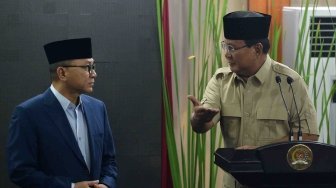 Ketua Umum Partai Amanat Nasional (PAN) Zulkifli Hasan (kiri) bersama Ketua Umum Partai Gerindra Prabowo Subianto (kanan) bersiap memberikan keterangan seusai melakukan pertemuan tertutup di Jakarta, Senin (25/6). 