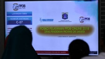 Posko pelayanan dan pengaduan Penerimaan Peserta Didik Baru (PPDB) Online di SMK Negeri 1 Jakarta Pusat, Selasa (26/6). 