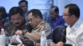 Kapolri Jenderal Pol Tito Karnavian (tengah) berbincang dengan Panglima TNI Marsekal TNI Hadi Tjahjanto (kiri) dan Kepala BIN Budi Gunawan (kanan) saat mengikuti rapat terbatas tentang perkembangan persiapan pertemuan tahunan International Monetary Fund-World Bank Tahun 2018 di Kantor Presiden, Jakarta, Selasa (26/6).