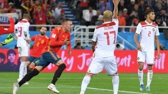 Pemain depan Spanyol Iago Aspas (ketiga kanan) merayakan golnya ke gawang Maroko setelah golnya dikonfirmasikan lewat VAR (Video Assistant Referee). Patrick HERTZOG / AFP