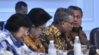 Gubernur Bank Indonesia Perry Warjiyo (kanan) bersama Ketua Dewan Komisoner OJK Wimboh Santoso (kedua kanan), Menkes Nila Moeloek (kedua kiri) dan Menteri LHK Siti Nurbaya (kiri) mengikuti rapat terbatas tentang perkembangan persiapan pertemuan tahunan International Monetary Fund-World Bank Tahun 2018 di Kantor Presiden, Jakarta, Selasa (26/6). 