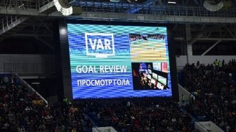 Penayangan didisplay stadion hasil review VAR yang menkonfirmasikan gol kedua Spanyol yang dicetak oleh Iago Aspas. OZAN KOSE / AFP 