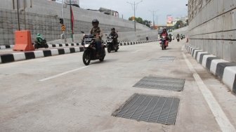  Sejumlah kendaraan melintas di underpass Mampang, Jakarta, Selasa (26/6).