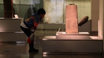 Warga mengamati benda bersejarah di Museum Nasional, Jakarta Pusat, Selasa (26/6).