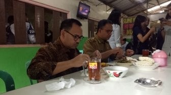 Anies dan Sudirman Said Makan di Warteg, Ini Menunya