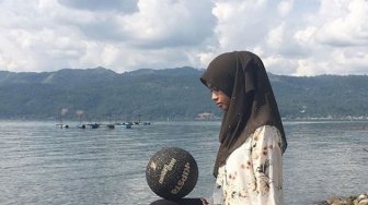 Bikin Heboh, Gadis Cantik Berhijab Jago Juggling Bola