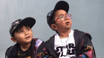 Bikin Haru, Anak Tetap Bela Daus Mini Walau Sering Diejek