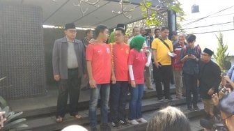 Ridwan Kamil dan Keluarga Kenakan Jersey ke TPS 21