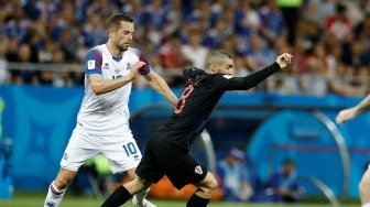 Gelandang Timnas Kroasia Mateo Kovacic (kanan) berduel dengan gelandang serang Islandia Gylfi Sigurdsson [Anadolu Agency]