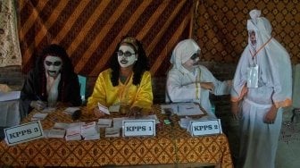 TPS Dijaga Pocong dan Genderuwo, Partisipasi Pemilih Meningkat