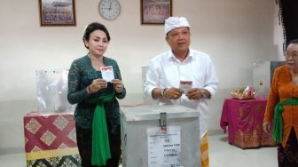 Berbaju Rai Mantra, Cagub Bali Ida Bagus Nyoblos Ditemani Ortu