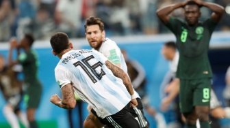 Marcos Rojo merayakan golnya ke gawang Nigeria bersama Lionel Messi.  (Anadolu Agency) 