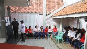 Warga binaan menggunakan hak pilihnya di Lembaga Pemasyarakatan Kelas II B Wanita dan Anak Tangerang, Rabu (27/6).