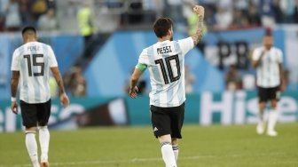 Bintang Argentina Lionel Messi (tengah) merayakan golnya ke gawang Nigeria. Fatih Aktaş/Anadolu  