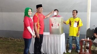 Datang ke TPS, Emil Sekeluarga Kompak Pakai Jersey Merah